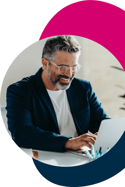 Homme sourire revenus