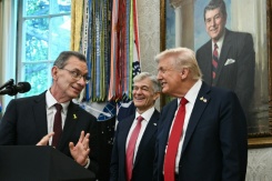 Trump annonce un accord avec Pfizer pour baisser le prix de certains médicaments aux Etats-Unis